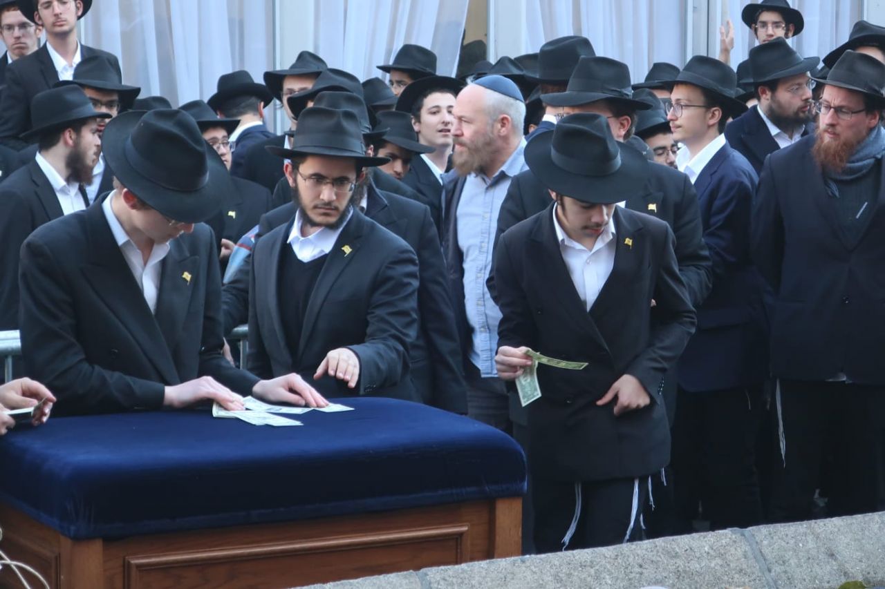 במעמד חלוקת השטרות לצדקה